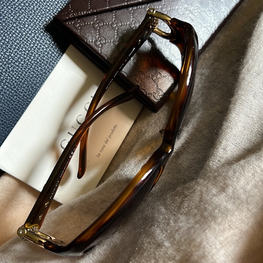 Gucci classic sunglasses & case - Picture 9 of 16